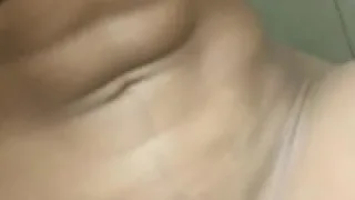 Meo y me monto dildo en el baño